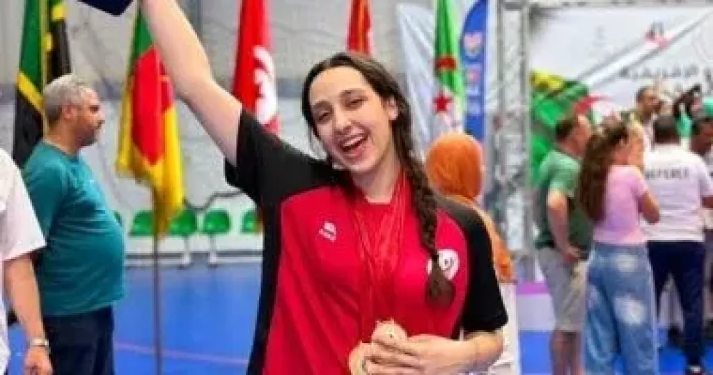 هنا