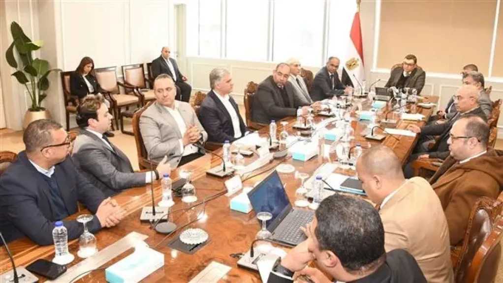 وزير الإسكان يلتقي مسئولى شركة  أبناء حسن علام  لمتابعة المشروعات التي تنفذها الشركة ضمن  حياة كريمة  وعدد من المدن الجديدة