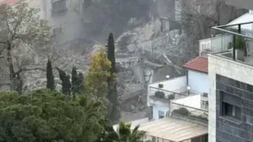 دمار هائل في حيفا المحتلة وفقدان 4 إسرائيليين بعد سقوط صاروخ إيراني