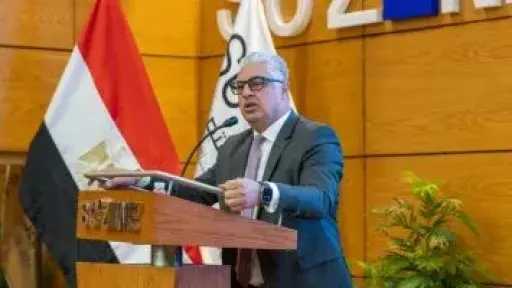 رئيس اقتصادية قناة السويس يتفقد الأعمال بمصنع نيرك لوحدات الجر الكهربائى