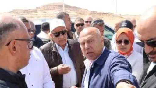 وزيرا النقل والكهرباء يبدآن جولة تفقدية لجبل الجلالة لبدء تنفيذ مشروع طاقة الرياح