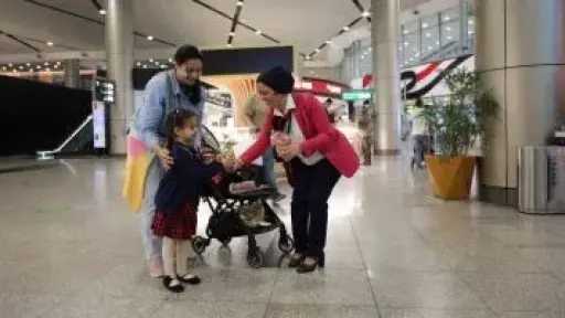 مطار القاهرة يحتفل بأعياد الربيع مع الركاب