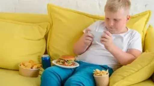 كيف تسهم الهواتف الذكية فى زيادة سمنة الأطفال؟