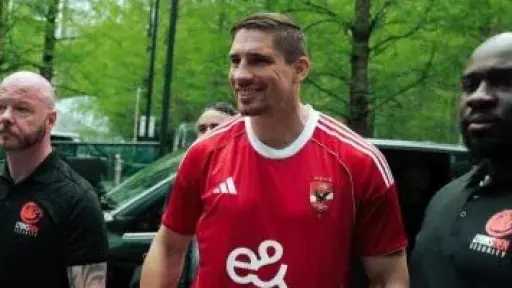 فيرهوفن أسطورة الكيك بوكسينج بقميص الأهلي قبل النزال العالمى بالأهرامات