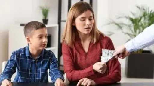 القانون يلزم الأب بنفقة أولاده وتوفير مسكن بما يكفل العيش بمستوى لائق بأمثالهم