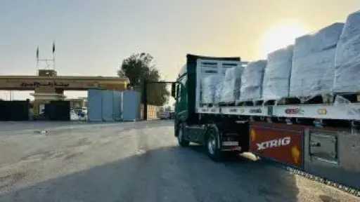 الهلال الأحمر يستقبل الدفعة 36 من المصابين الفلسطينيين ويدفع بـ5.590 طن مساعدات