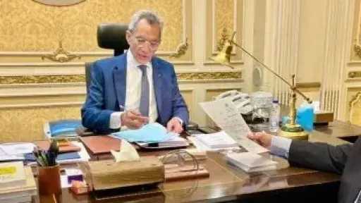 وزير شئون المجالس النيابية يتابع تطبيق نظام العمل عن بُعد