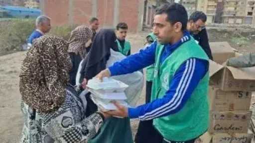 مؤسسة نبيل الكاتب عضو التحالف الوطني توزع 3000 وجبة غذائية بالبحيرة