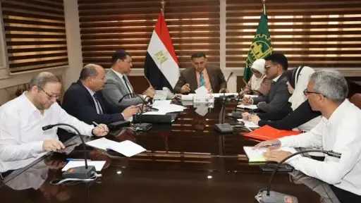 محافظ القليوبية يبحث توفير فرص عمل وحياة كريمة للأسر الأولى بالرعاية