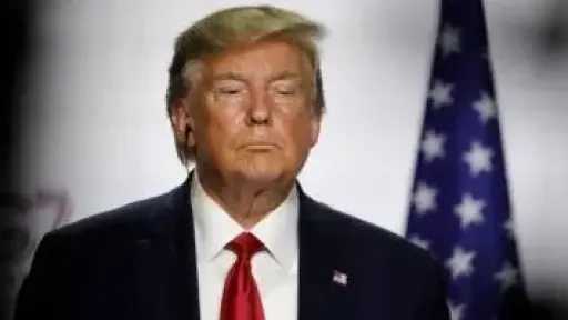 ترامب: إيران تنهار ماليا وتريد إعادة فتح مضيق هرمز فورا