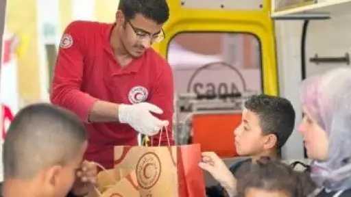 مصر تمد غزة بـ 5480 طن مساعدات غذائية.. وتستقبل دفعة جديدة من المصابين