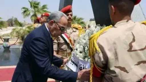 محافظ الإسماعيلية يضع إكليلا من الزهور على النصب التذكاري لشهداء الجيش الثاني