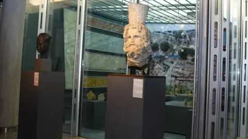 قنصوة يفتتح معرض ”عشرون عاما من الحفائر في حدائق الشلالات” بمكتبة الإسكندرية