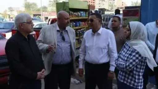 محافظ القليوبية يلتقي أصحاب محلات بيع البلاستيك بمسطرد لبحث تقنين أوضاعهم