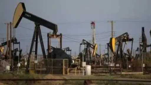 رويترز: أسعار النفط تقفز أكثر من 2 % مع تعثر المحادثات بين أمريكا وإيران