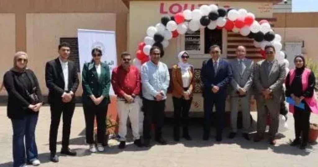 محافظ القليوبية يسلم عربة طعام متنقلة لشابين من خريجى مؤسسة البنين ببنها