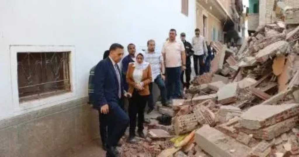 محافظ القليوبية يتفقد موقع انهيار منزل بقرية كفر الحمام بمركز بنها