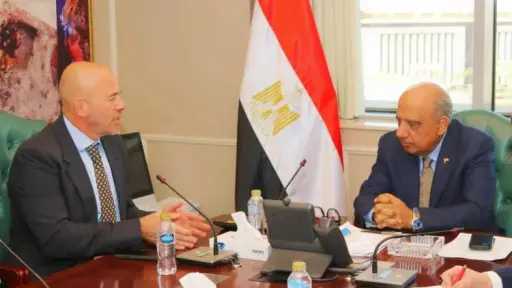 وزير الكهرباء يبحث مع مجموعة ”إنكوم” آليات توفير الطاقة الكهربائية