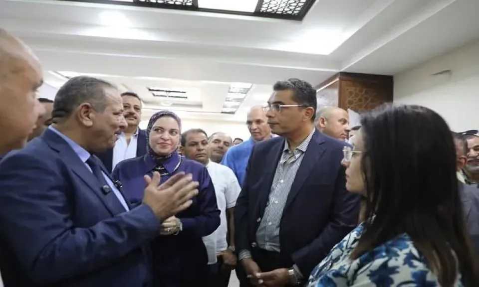 محافظ البحر الأحمر يتفقد أعمال القافلة الطبية للجامعة البريطانية  بالغردقة
