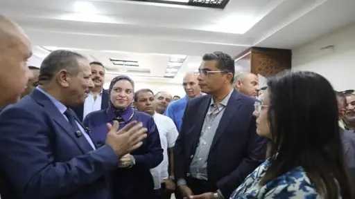 محافظ البحر الأحمر يتفقد أعمال القافلة الطبية للجامعة البريطانية  بالغردقة