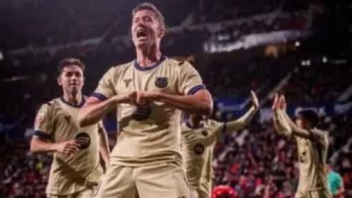 برشلونة يتخطى أوساسونا بثنائية ويقترب من التتويج بالدوري الإسباني