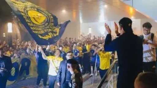 جماهير النصر تستقبل الفريق ورونالدو يرد: أنتم الأفضل