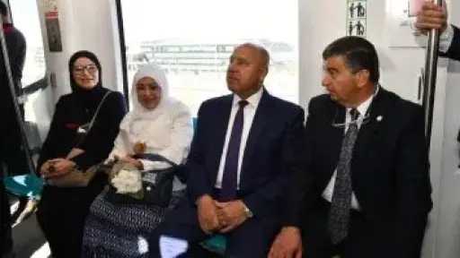 وزير النقل يستقل المونوريل للذهاب إلى العاصمة الإدارية أول أيام تشغيله
