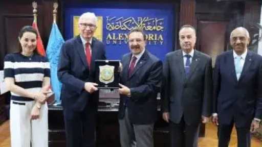 تفاصيل استقبال جامعة الإسكندرية سفير بيرو لبحث تعزيز التعاون الأكاديمى والبحثى