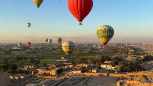 تحليق 42 رحلة بالون طائر تقل 910 سائحين في سماء الأقصر
