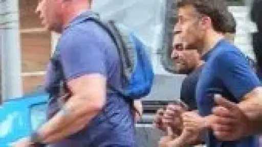 الرئيس الفرنسى ماكرون يمارس الجرى بالشورت فى شوارع الإسكندرية