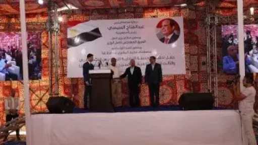وزير النقل يسلم شيكات التعويضات للمتضررين من مسار مشروع محطة قنا