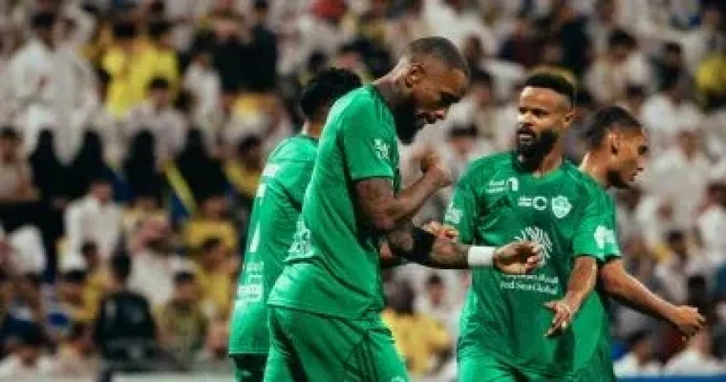 الأهلي يفوز على التعاون 2-1 