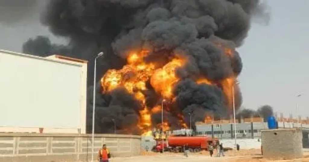 حريق هائل بمصنع بويات فى المنطقة الصناعية الثالثة بمدينة العاشر من رمضان