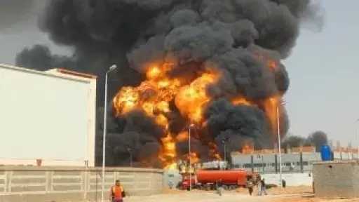 حريق هائل بمصنع بويات فى المنطقة الصناعية الثالثة بمدينة العاشر من رمضان