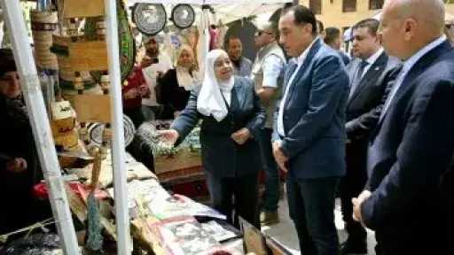 رئيس الوزراء يتفقد معرض الحرف التراثية بشارع المعز