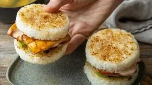طريقة عمل برجر الأرز.. وصفة مبتكرة لعشاق التجديد