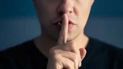 5 حالات يكون فيها الصمت من الذهب.. مش دايماً دليل على ضعف موقفك