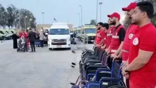 الهلال الأحمر يستقبل الدفعة الـ42 من المصابين الفلسطينيين