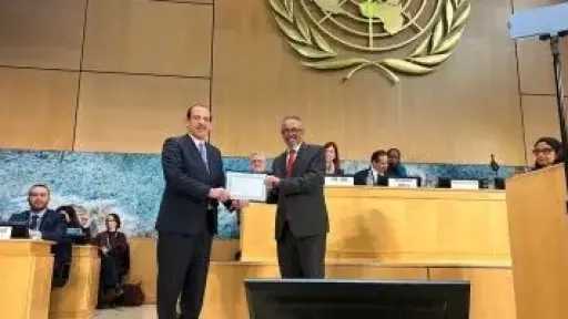 مدير منظمة الصحة العالمية يسلم نائب وزير الصحة شهادة خلو مصر من التراكوما