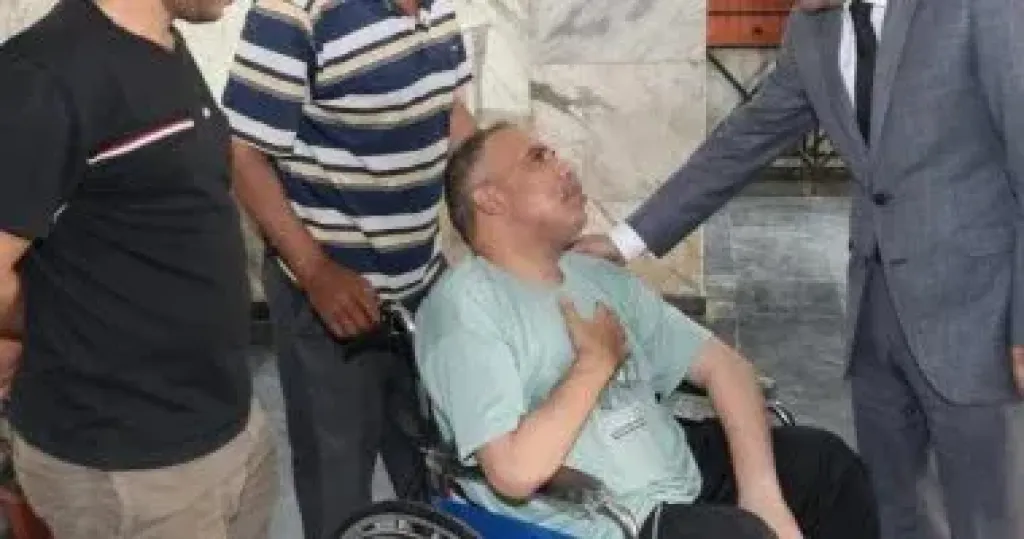 محافظ المنوفية يسلم كرسى متحرك لحالة إنسانية مراعاة لظروفه 