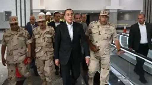 رئيس الوزراء يستقل الأتوبيس الكهربائى المخصص للموظفين بالعاصمة الجديدة