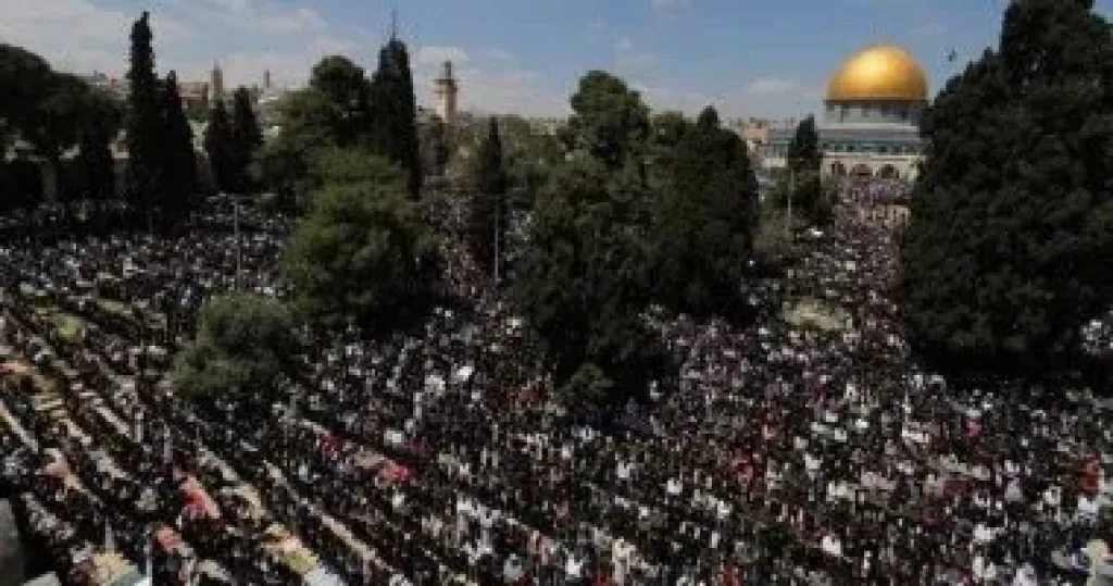 70 ألفا يؤدون صلاة الجمعة في المسجد الأقصى 