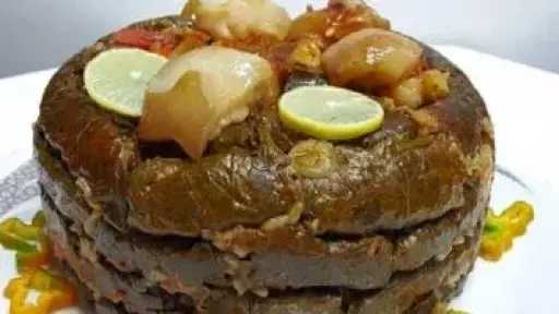 طريقة عمل طاجن ورق العنب بالكوارع.. أساسية بعد الفتة فى العيد