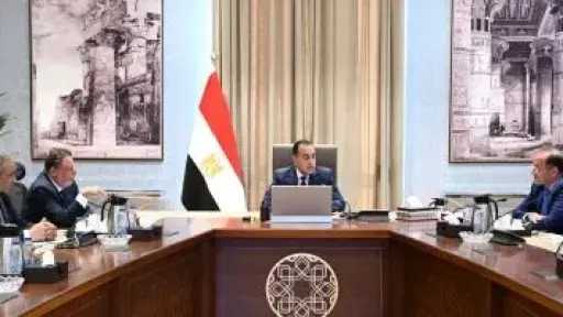 رئيس الوزراء يجتمع مع محافظ البنك المركزي ووزير المالية لاستعراض عددٍ من الملفات