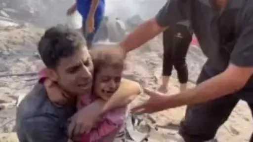 جيش الاحتلال يحرق عشرات المنازل والممتلكات شرق مخيم جباليا شمال غزة