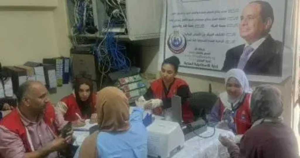 ”100 مليون صحة” تقدم خدماتها الطبية للعاملين بحي أول الإسماعيلية