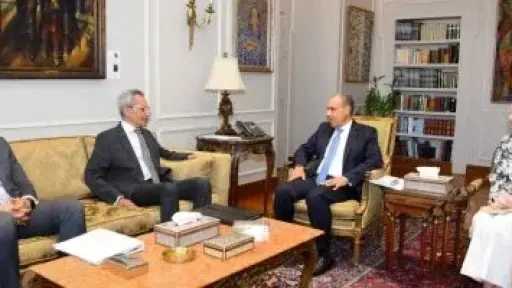 وزير الخارجية يستقبل وزير شئون المجالس النيابية