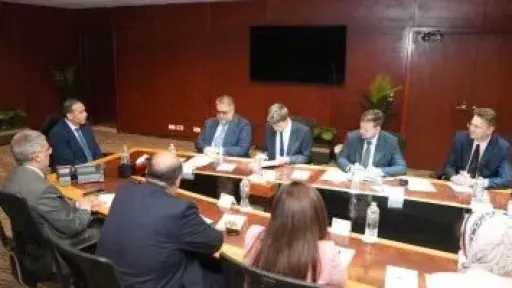 رئيس الرقابة المالية يبحث مع مسؤول بالبنك المركزي الروسي سبل التعاون