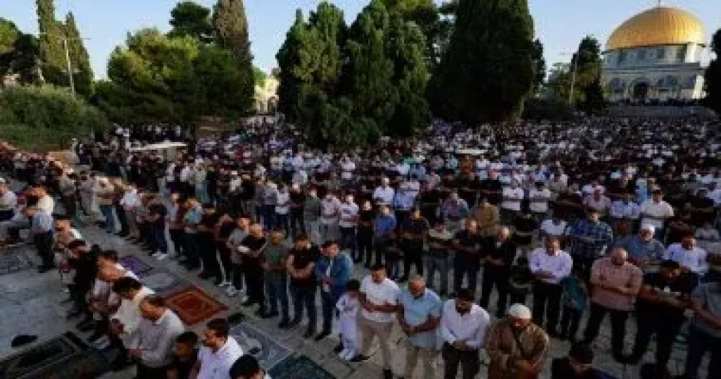 60 ألف فلسطينى يؤدون صلاة الجمعة 