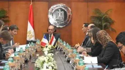 وزير الاستثمار والتجارة الخارجية يبحث مع السفير الفرنسي سبل تعميق التعاون